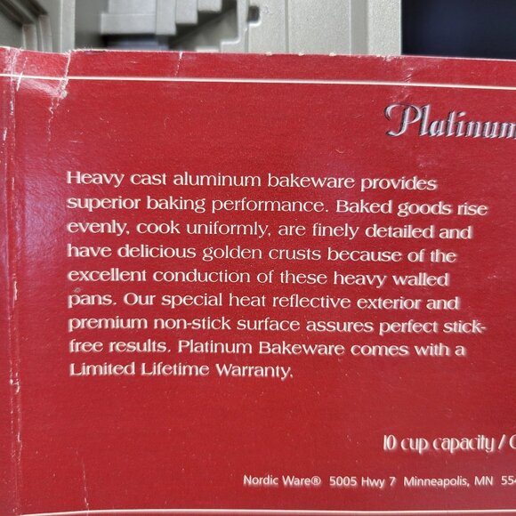 Nordic Ware Stadium Bundt Pan 9-Cup 2.1L Platinum Collection Heavy Cast Aluminum - Picture 8 of 9